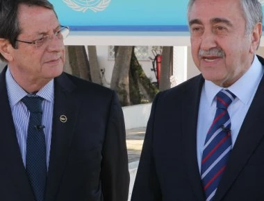 Ο Ν.Αναστασιάδης συνομίλησε με τον Τουρκοκύπριο Μουσταφά Ακιντζί για παροχή βοήθειας λόγω των καταστροφών από τον καιρό